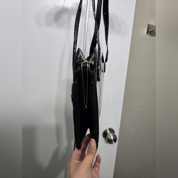 Black Patent Leather Handbag with Gold Chain Detail – Chic and Versatile - Picture 8 of 9
